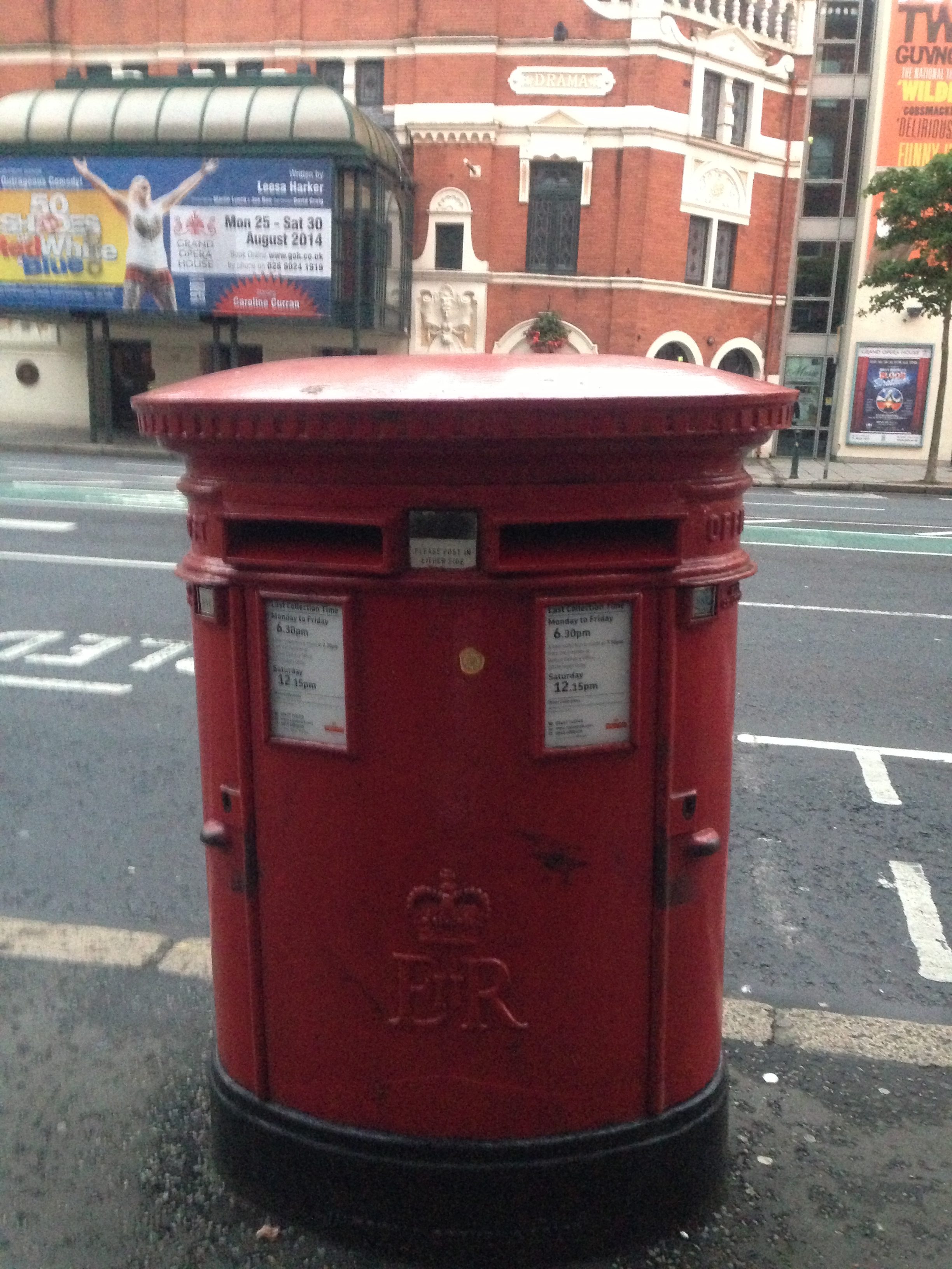 イギリスの赤い郵便ポストです。british red post
